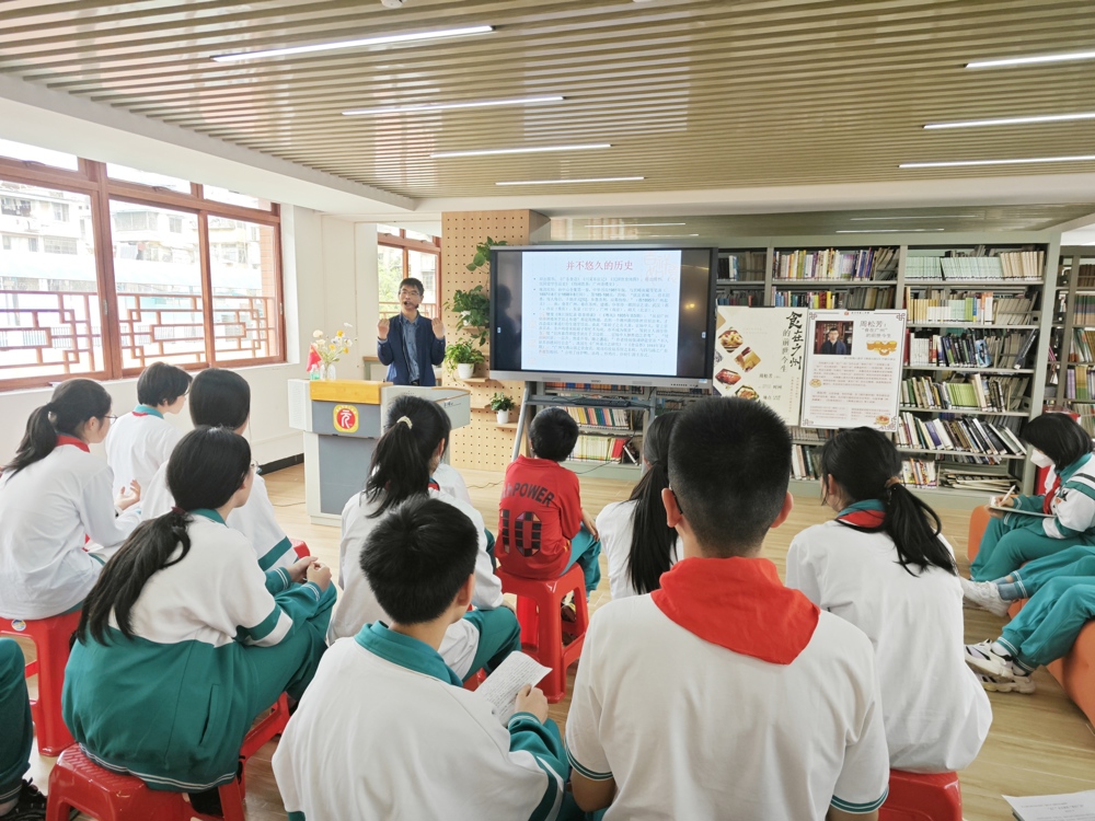 读者们认真聆听