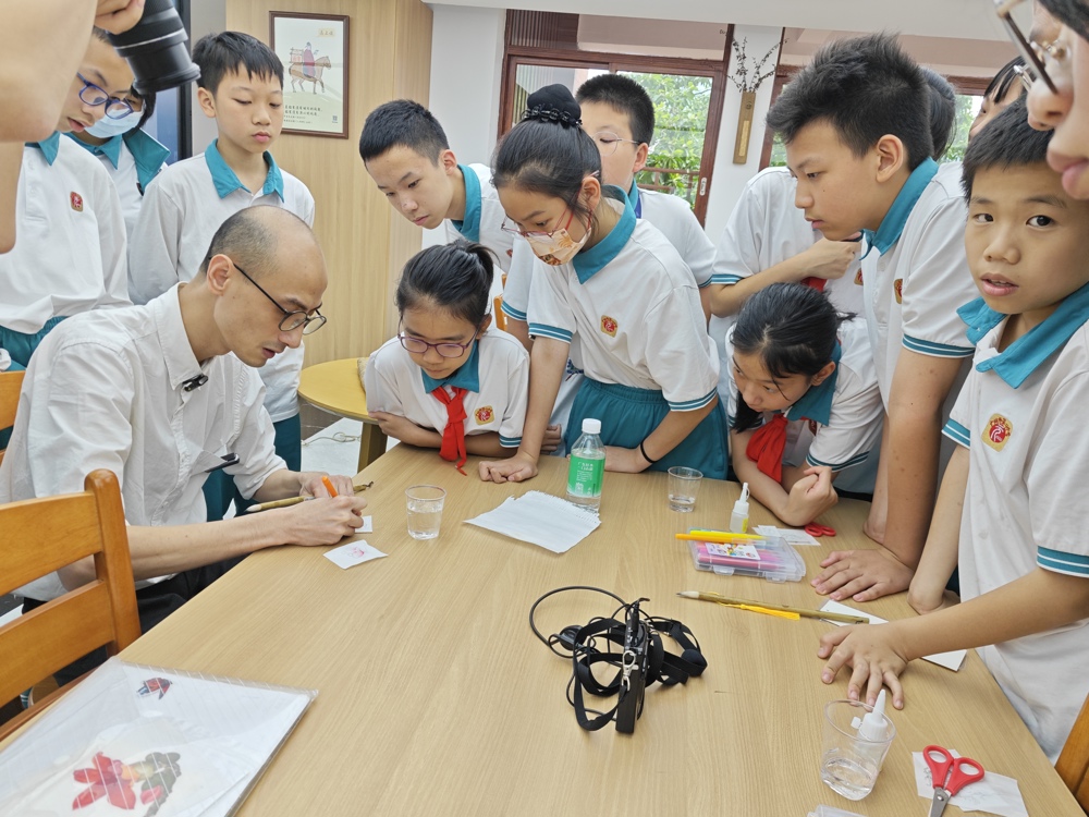 学生围观颜老师示范绘画技法