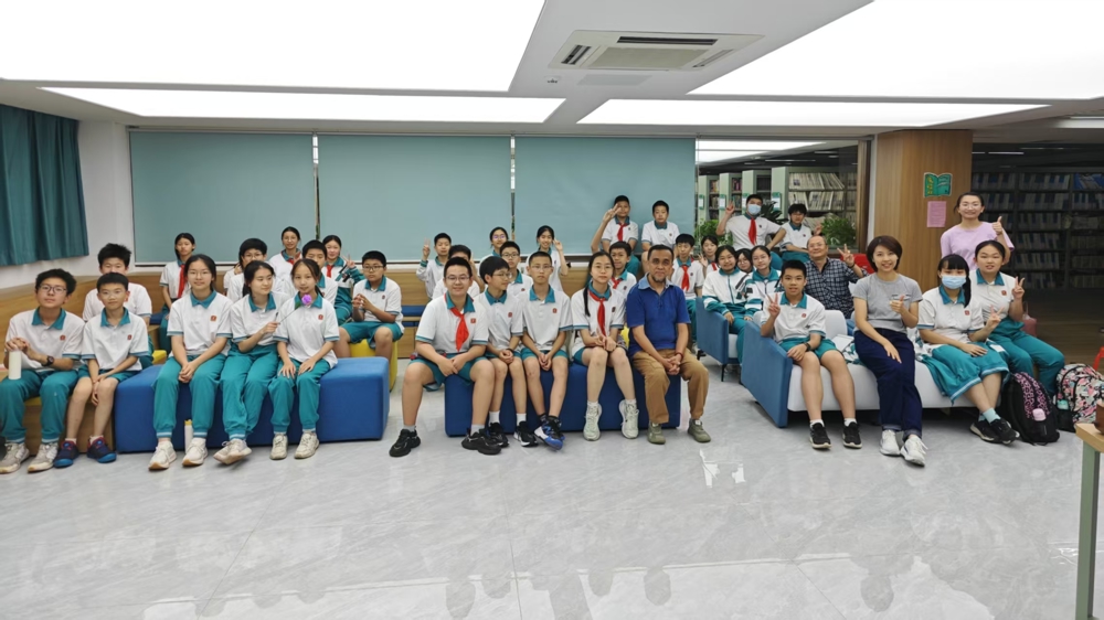 韩延老师与师生读者们合影留念