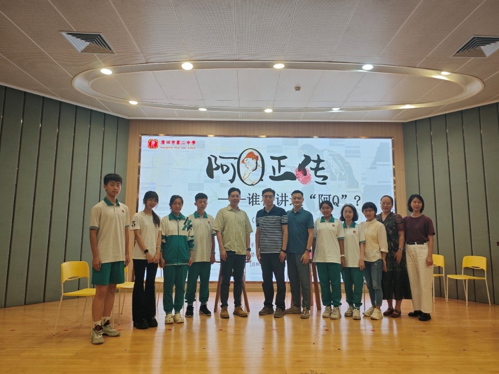 一群人站在室内合影

AI 生成的内容可能不正确。