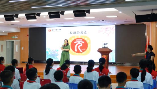 图15 办公室唐玲莉副主任介绍二中校史