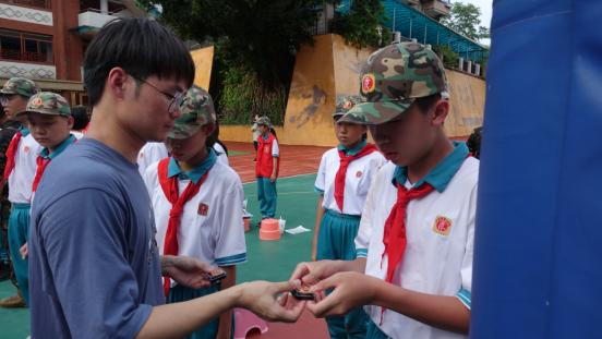 图31 班主任给学生授校徽