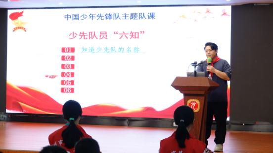图16 校少先队总辅导员钟迪老师讲团队课