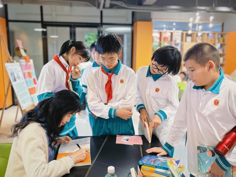 彭老师为学生读者们签名留念