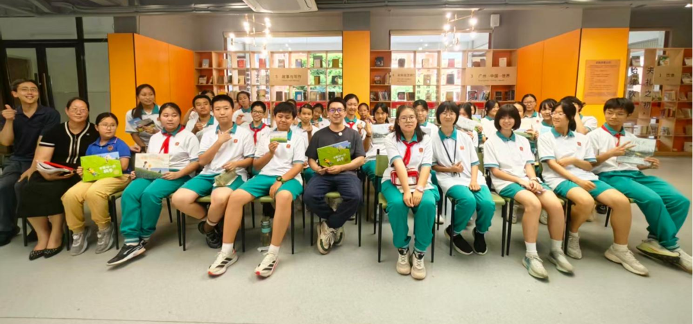 少先队悦读社成员陆明睿同学主持分享会交流互动环节
